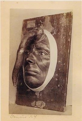 2. Người phụ nữ mọc sừng: Đây là mô hình sáp của bà Dimanche (Bà quả phụ Sunday) người có chiếc sừng dài 25cm mọc ra ở trên trán. Chiếc sừng đạt được độ dài như vậy do nó đã có 6 năm tuổi đời và sau đó nó đã được gỡ bỏ thành công bởi một bác sĩ phẫu thuật người Pháp nổi tiếng.