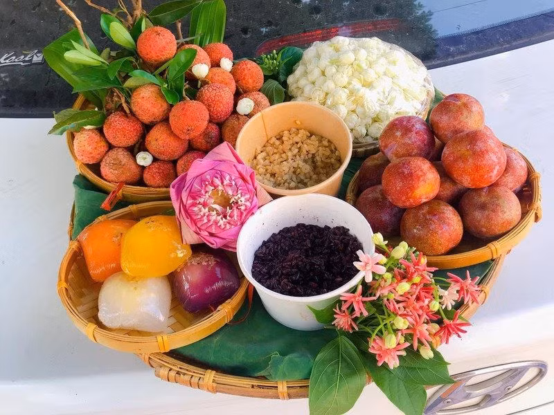  Ngoài ra hiện nay để tăng sự thẩm mỹ cho mâm cúng Tết Đoan Ngọ, nhiều gia đình còn thêm vào các loại hoa như hoa sen trắng, hoa sen hồng, hoa cau, các loại bánh sắc màu như bánh xu xê, xôi cốm...