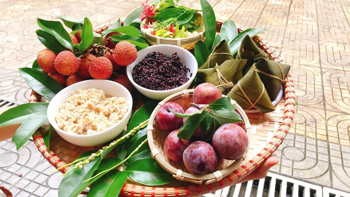 Ví dụ như ở miền Trung, ngoài hoa quả, rượu nếp, bánh tro có thể được thay bằng bánh ú, có thể có cả bánh kê tại một số địa phương. Và đặc biệt không thể thiếu món thịt vịt. Bởi thịt vịt được quan niệm là có tính mát, giúp giải nhiệt cơ thể, bổ máu và tốt cho hệ tiêu hóa.