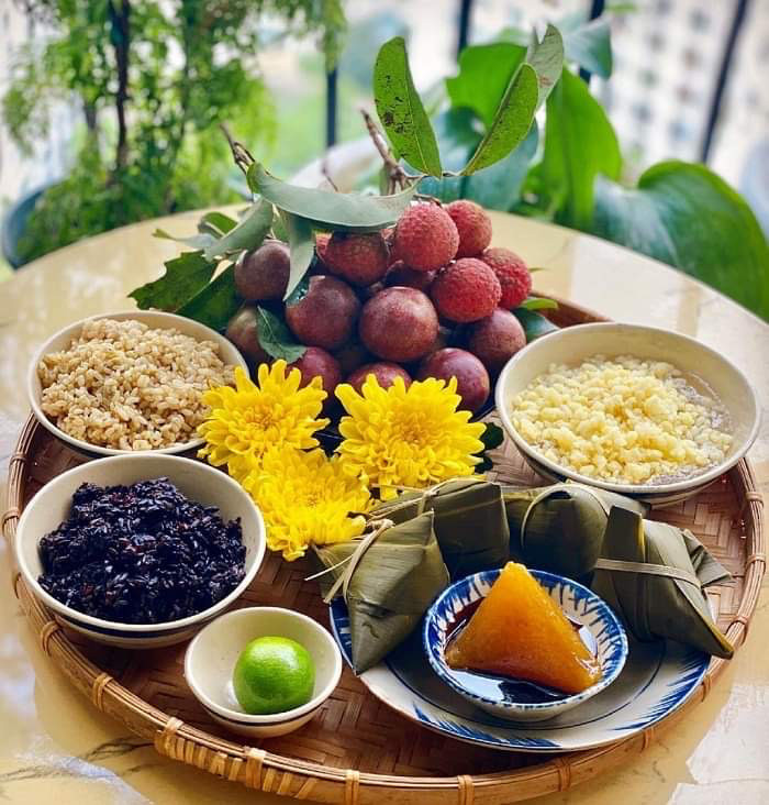 Do đó, tháng 5 là thời điểm giữa năm, cùng lúc với việc kết thúc vụ Chiêm bước vào vụ Mùa. Thời gian này, người dân có truyền thống tổ chức lễ cúng tạ ơn trời đất, tổ tiên, ăn mừng vụ mùa. "Đoan Ngọ có thể hiểu là ngày mở đầu chuỗi ngày nóng nhất trong năm", TS Trần Long nói.