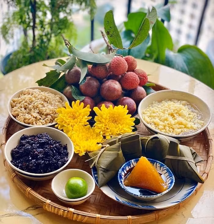 Do đó, tháng 5 là thời điểm giữa năm, cùng lúc với việc kết thúc vụ Chiêm bước vào vụ Mùa. Thời gian này, người dân có truyền thống tổ chức lễ cúng tạ ơn trời đất, tổ tiên, ăn mừng vụ mùa. "Đoan Ngọ có thể hiểu là ngày mở đầu chuỗi ngày nóng nhất trong năm", TS Trần Long nói.