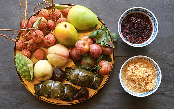 Cụ thể, "Đoan" có nghĩa là mở đầu, còn "Ngọ" nghĩa là giờ Ngọ, khoảng thời gian từ 11 giờ trưa đến 1 giờ chiều. Chính bởi vậy giờ chuẩn nhất để thực hiện các nghi thức cúng và ăn Tết Đoan Ngọ chính là vào buổi trưa, có thể bắt đầu từ lúc bắt đầu giờ Ngọ.