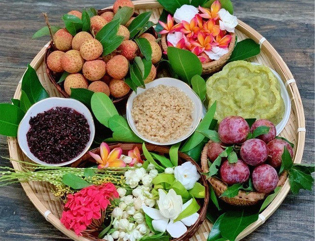 Vào ngày này, hầu hết mọi gia đình sẽ chuẩn bị một mâm cúng thật đầy đủ để thắp hương trên ban thờ ông bà, gia tiên. Nghe đã nhiều nhưng thực tế, không phải ai cũng biết cần có những gì để bày trên mâm cúng và thắp hương vào giờ nào là chuẩn nhất.