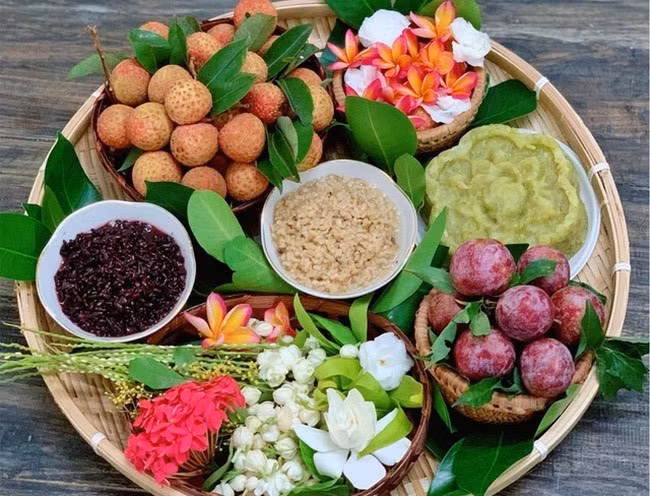 Vào ngày này, hầu hết mọi gia đình sẽ chuẩn bị một mâm cúng thật đầy đủ để thắp hương trên ban thờ ông bà, gia tiên. Nghe đã nhiều nhưng thực tế, không phải ai cũng biết cần có những gì để bày trên mâm cúng và thắp hương vào giờ nào là chuẩn nhất.