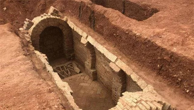 Trong xã hội nguyên thủy, khi một ai đó qua đời thì sẽ đào một cái hố gần thi thể và chôn xác họ trong đó, đây là cách chôn cất truyền thống.