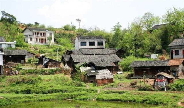 So với chôn cất truyền thống, hỏa táng có thể giải quyết được nhiều vấn đề, như có thể cho phép thi thể được xử lý nhanh chóng, tránh một số tai nạn khi thi thể bị phân hủy, phát ra mùi hôi…