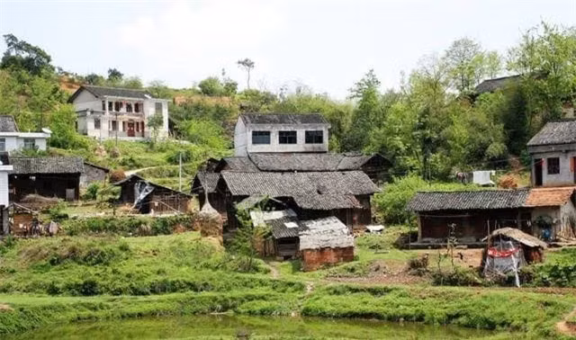 So với chôn cất truyền thống, hỏa táng có thể giải quyết được nhiều vấn đề, như có thể cho phép thi thể được xử lý nhanh chóng, tránh một số tai nạn khi thi thể bị phân hủy, phát ra mùi hôi…