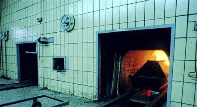 Sau khi được chôn cất 1 tháng, thi thể sẽ bị thối rữa, phân hủy, quá trình phân hủy cũng sẽ tỏa ra một loại mùi. Nếu mùi này liên tục thoát ra trong môi trường khép kín như vậy thì rất có thể sẽ phát nổ, khiến cho việc xử lý sau này càng khó khăn hơn.