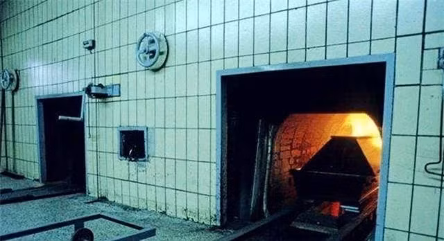 Sau khi được chôn cất 1 tháng, thi thể sẽ bị thối rữa, phân hủy, quá trình phân hủy cũng sẽ tỏa ra một loại mùi. Nếu mùi này liên tục thoát ra trong môi trường khép kín như vậy thì rất có thể sẽ phát nổ, khiến cho việc xử lý sau này càng khó khăn hơn.