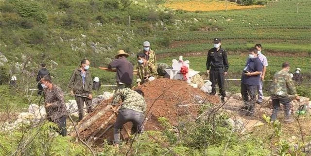 Những nghi lễ này nhằm cầu phúc cho người ở lại dương thế được may mắn và an toàn.