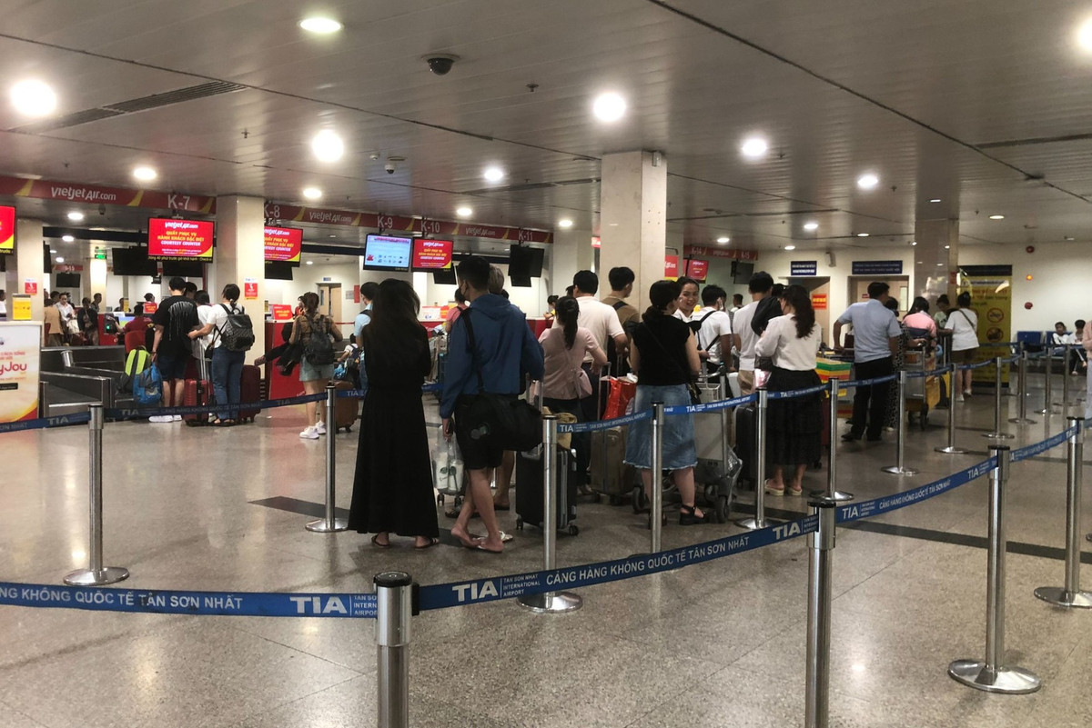 Khách đi máy bay dịp lễ năm nay giảm xuất phát từ nhiều nguyên nhân, trong đó giá vé cao khiến người dân chuyển qua đi tàu hỏa, ôtô, phương tiện cá nhân.