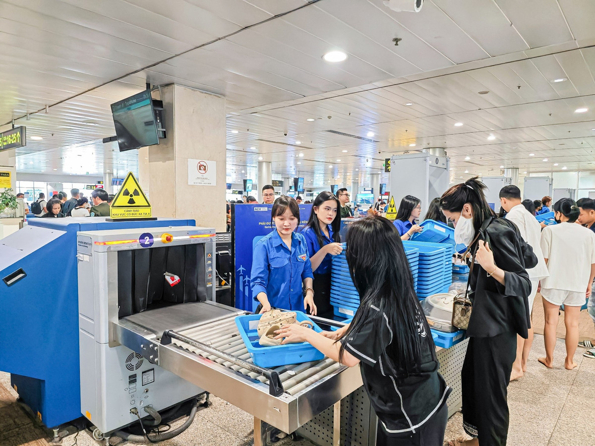 Cảng HKQT Tân Sơn Nhất cũng bố trí lực lượng đoàn viên Đoàn thanh niên hỗ trợ hành khách ở khu vực an ninh soi chiếu, sảnh công cộng nhà ga quốc nội trong khung giờ cao điểm (5h-9h) từ ngày 26/4 đến 1/5.