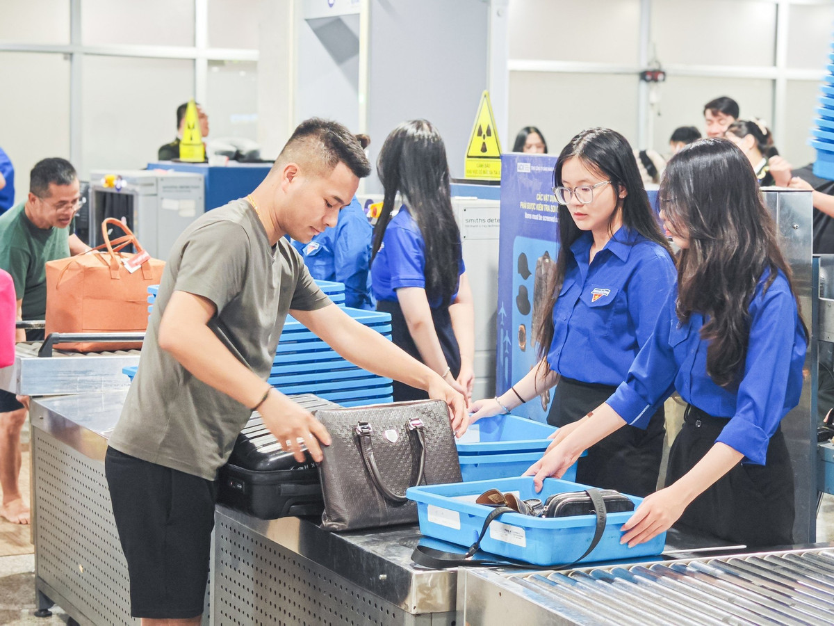 So với dịp lễ 30/4 năm ngoái, khách và số chuyến bay khai thác ở sân bay Tân Sơn Nhất đều giảm. Trong đó, tổng lượng khách năm nay giảm gần 70.000, số chuyến bay cũng giảm 186.