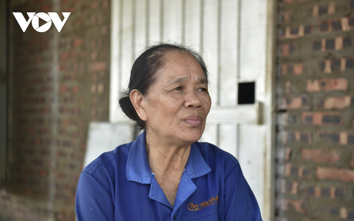 Trồng đào khoảng 50 năm năm qua, nhưng đây là lần đầu tiên bà Mai cũng như những người trồng đào ở Nhật Tân mới chứng kiến cảnh lũ lịch sử gây ra thiệt hại nặng nề như vậy.