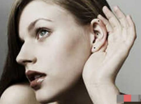  7. Có nốt ruồi trên tai: Nếu một người phụ nữ có nốt ruồi trên tai thì chắc chắn cô ấy là một người phụ nữ rất tài giỏi. Bởi vì cô ấy có yêu cầu tương đối cao đối với bản thân nên có thể thực hiện rất tốt trong công việc. Ngoài ra, những phụ nữ có nốt ruồi như thế này dù gặp phải khó khăn gì cũng sẽ có người chủ động giúp đỡ. 