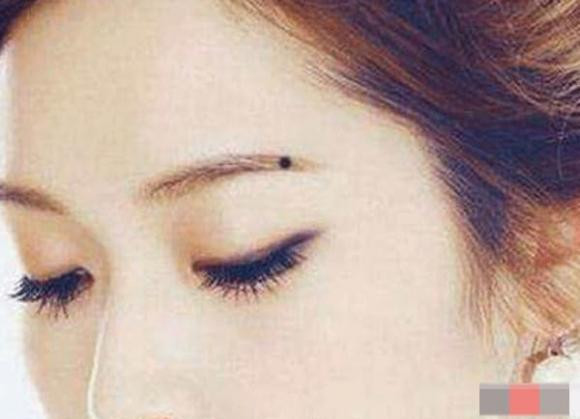  9. Nốt ruồi trên lông mày: Nốt ruồi trên lông mày được mệnh danh là “sự giàu có ở bên trái và sự trường thọ ở bên phải”. Nốt ruồi mọc ở nơi này thực sự là một nốt ruồi may mắn. 