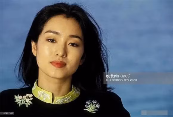 Nhìn từ xa, dường như có một sức hút vô tận, một lực nam châm khiến người ta không thể nhìn xuyên qua. Nếu năm ngọn núi và bốn ngọn núi phối hợp tốt thì núi sông sẽ hợp nhau, âm dương sẽ hài hòa, dáng vẻ sẽ cao quý. (Thông tin mang tính tham khảo, chiêm nghiệm). 