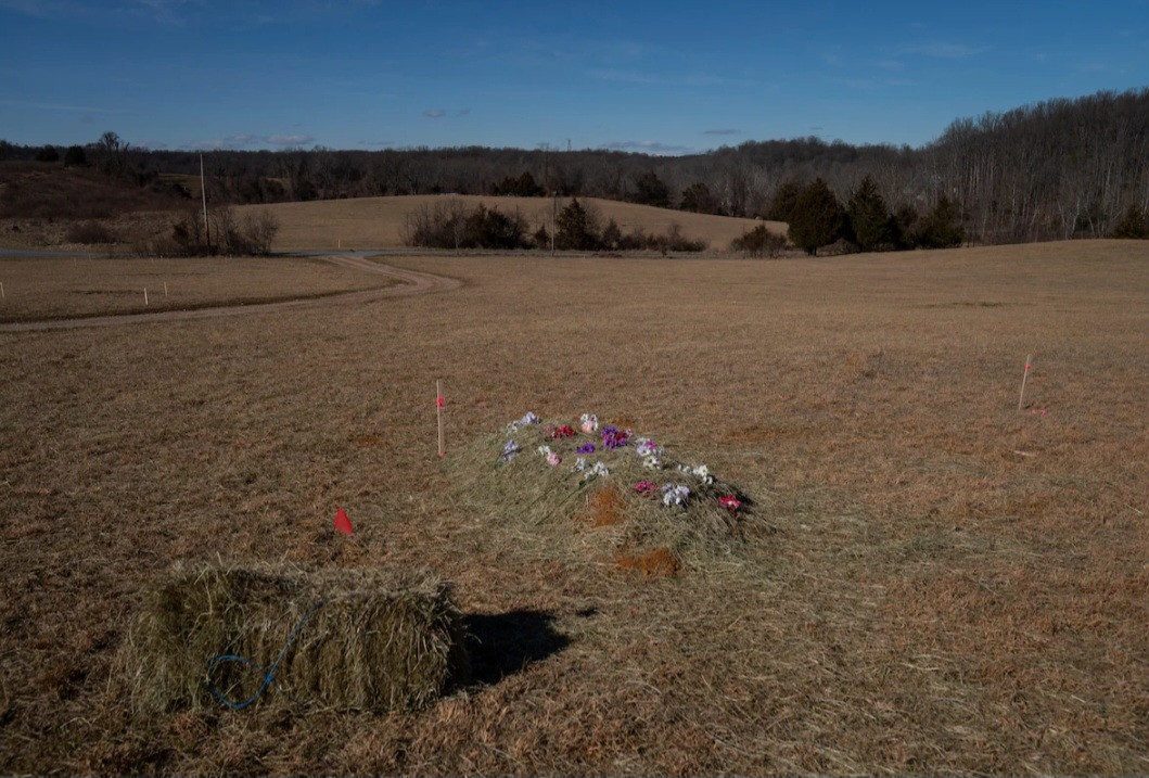 Tới xã hội có hệ thống triều đại và vua chúa, người dân tin vào tâm linh nên việc chôn cất người chết có nhiều điều mới mẻ với một số nghi lễ trước khi chôn cất. Quá trình chôn cất và tục tang lễ của người xưa vẫn còn tồn tại cho tới ngày nay.