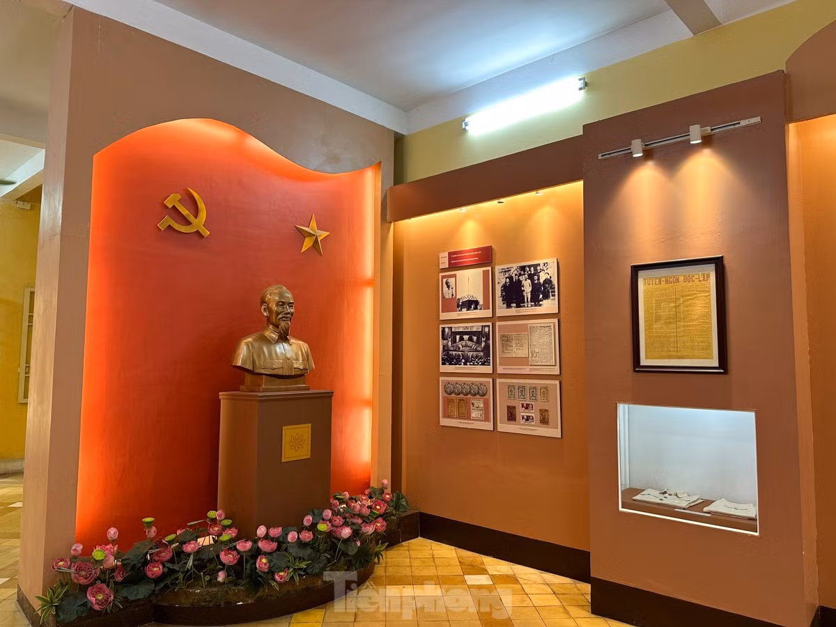 Hiện vật được trưng bày ở hai tầng, tầng một của ngôi nhà trưng bày những đồ của Bác như bộ quần áo kaki, chiếc vali mây, các di ảnh và một số đồ vật của các bậc lão thành cách mạng. Khu tầng hai là nơi làm việc của Bác Hồ và Thường vụ Trung ương, nội thất và các hiện vật đều được giữ nguyên vẹn.