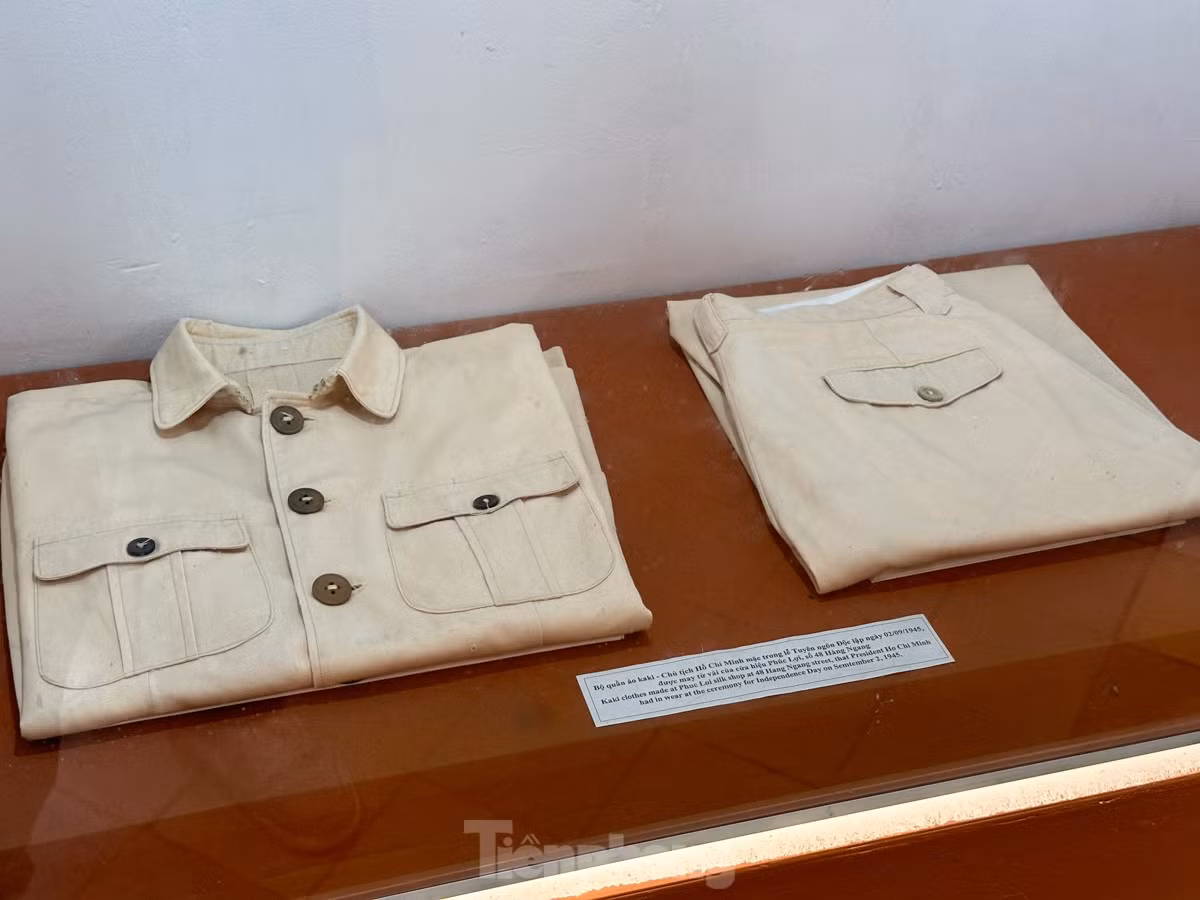 Bộ quần áo kaki mà Chủ tịch Hồ Chí Minh đã mặc trong lễ Tuyên ngôn độc lập 2/9/1945.