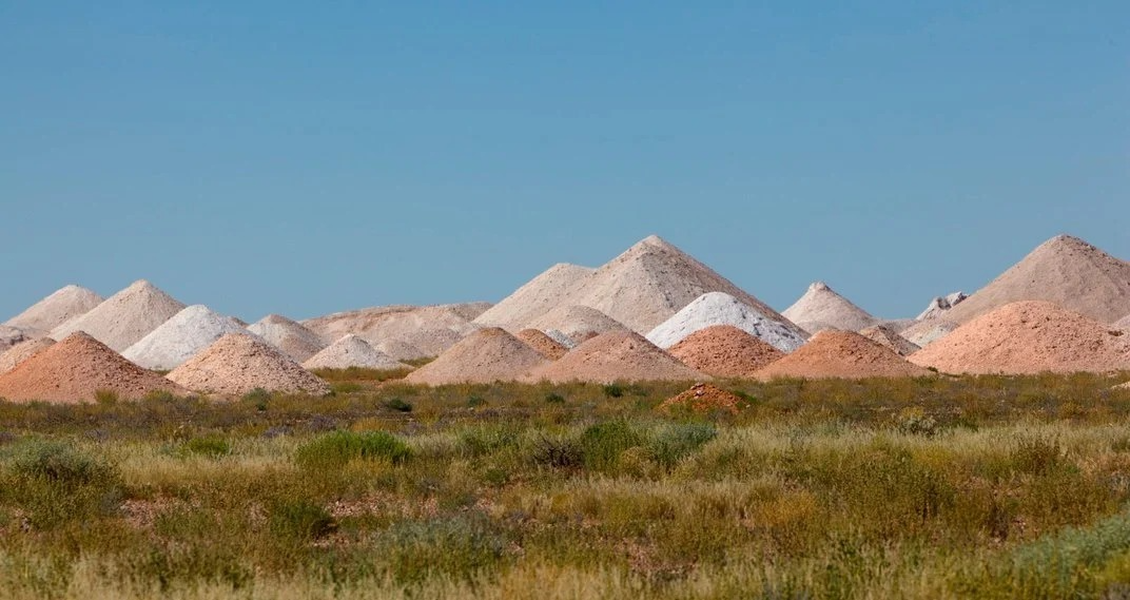 Coober Pedy là một trong những nơi có môi trường khắc nghiệt và hẻo lánh nhất Australia. Nhiệt độ mùa hè trung bình ở đây là 38 độ C, thường xuyên lên tới 43 độ C. Thảm thực vật thưa thớt, thời tiết khô hạn.