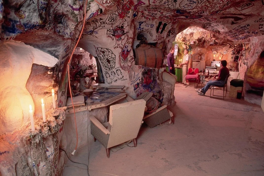 Dù sống dưới lòng đất nhưng nhà cửa của người dân Coober Pedy rất hiện đại chứ họ không hề sống kham khổ. Sự độc đáo của thị trấn miền Nam nước Australia đã thu hút rất nhiều du khách tò mò.