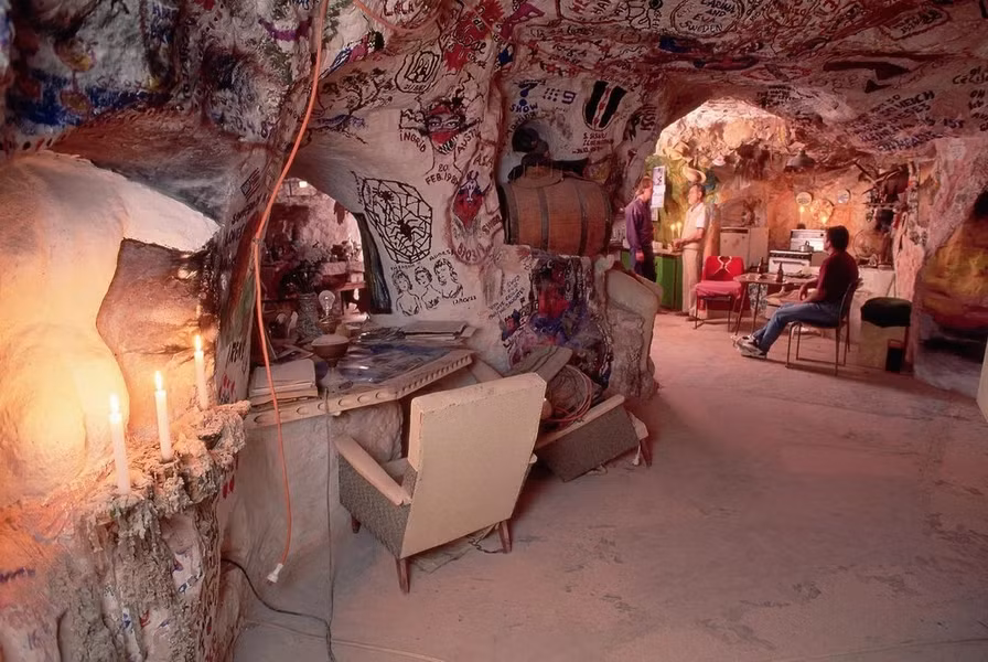 Dù sống dưới lòng đất nhưng nhà cửa của người dân Coober Pedy rất hiện đại chứ họ không hề sống kham khổ. Sự độc đáo của thị trấn miền Nam nước Australia đã thu hút rất nhiều du khách tò mò.