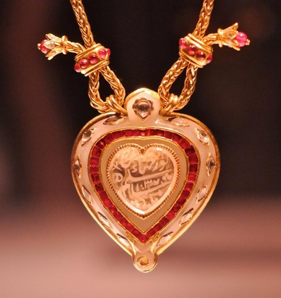 Dây chuyền đeo cổ Taj Mahal dược đấu giá với số tiền khổng lồ 8,8 triệu đô la.