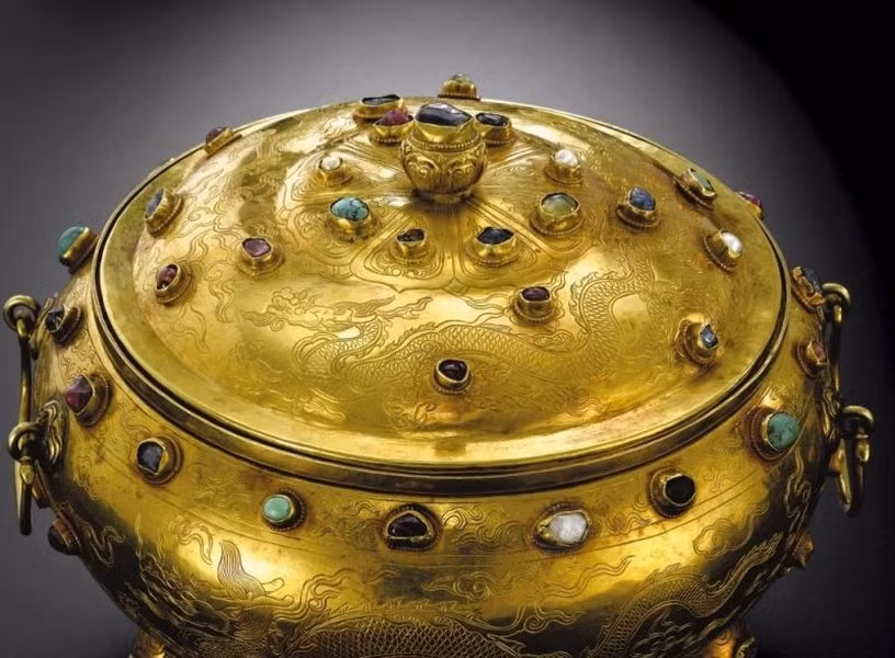 Chiếc kiềng ba chân bằng vàng quý hiếm của Trung Quốc thời nhà Minh nạm đá quý đã được bán với giá 14,8 triệu đô la trong một cuộc đấu giá của Sotheby's ở Hồng Kông, phá kỷ lục đối với bất kỳ đồ kim loại nào của Trung Quốc.