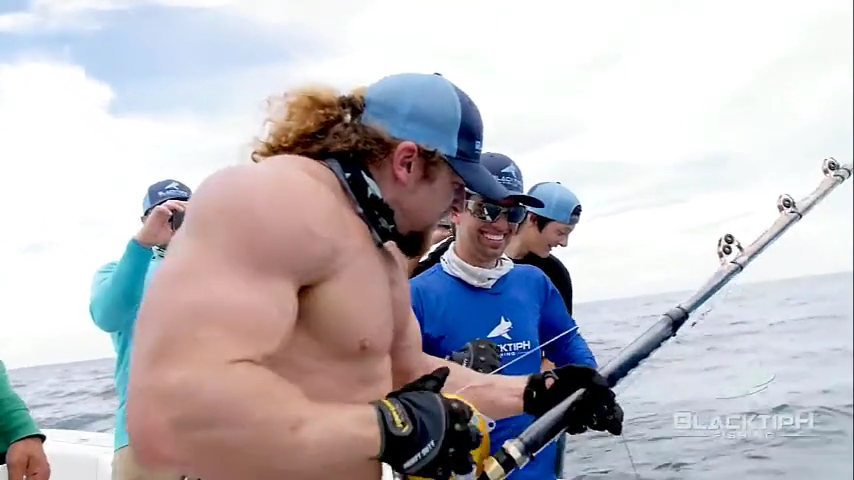 Không hề nao núng, Jujimufu kiên trì bám trụ và chiến đấu với "cá mú khổng lồ". Sau màn giằng co đầy kịch tính kéo dài, anh đã hạ gục thành công con cá khổng lồ nặng gần 300kg. 