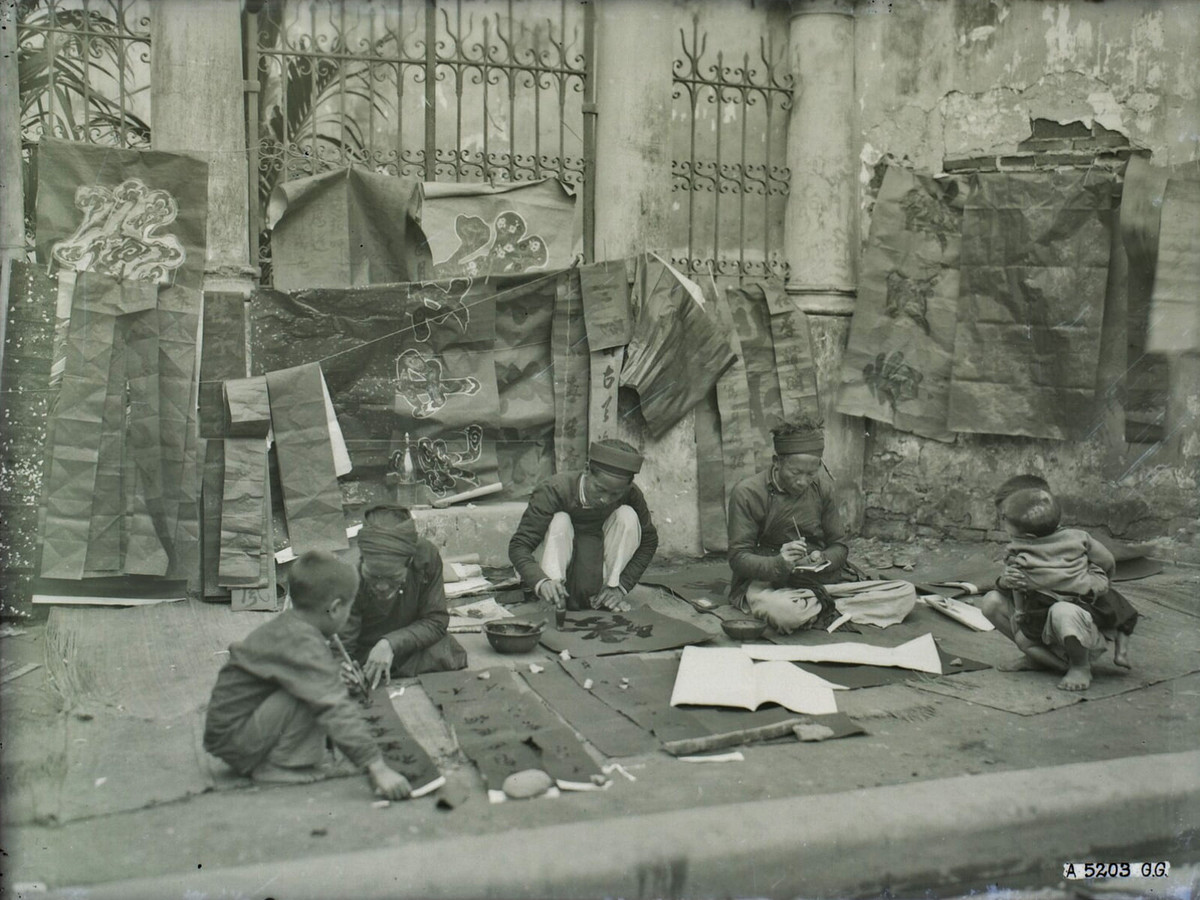 Thầy đồ viết chữ ngày Tết.