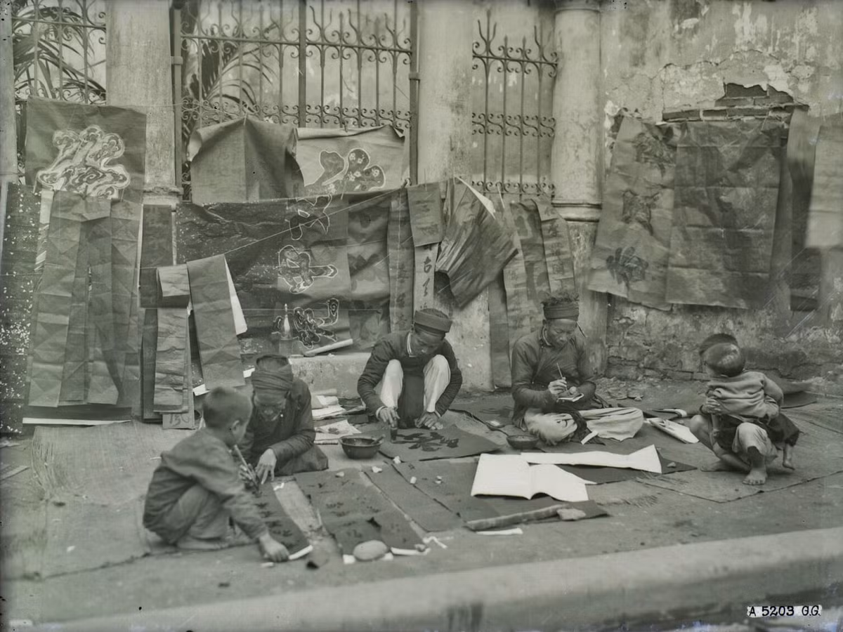 Thầy đồ viết chữ ngày Tết.