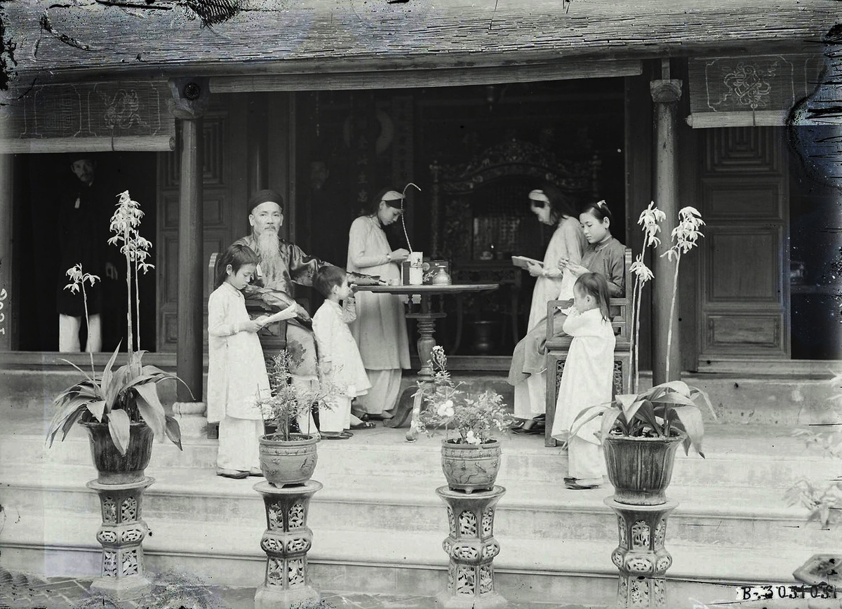 Trang phục ngày Tết, cả đàn ông và phụ nữ đều mặc áo dài. Y phục may bằng tay vì máy may chưa có.