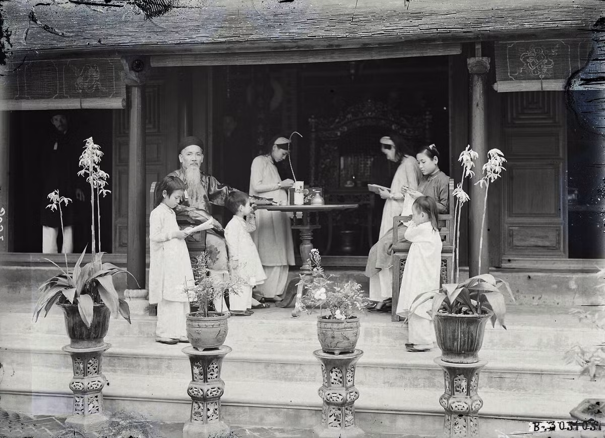 Trang phục ngày Tết, cả đàn ông và phụ nữ đều mặc áo dài. Y phục may bằng tay vì máy may chưa có.