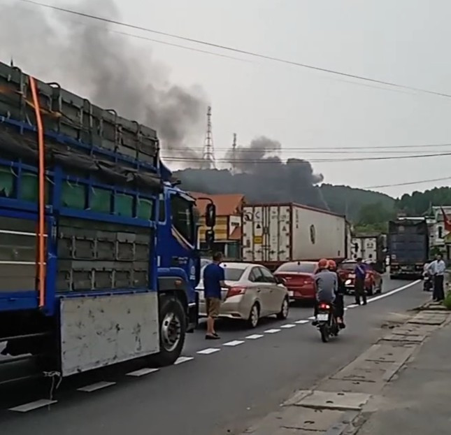 Hien truong vu xe tai boc chay tren deo, quoc lo 1A tac nhieu gio-Hinh-3