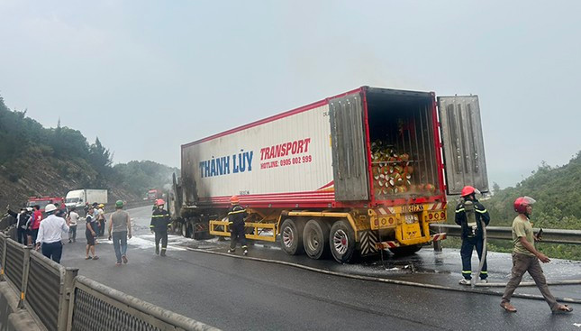 Hien truong vu xe tai boc chay tren deo, quoc lo 1A tac nhieu gio-Hinh-2