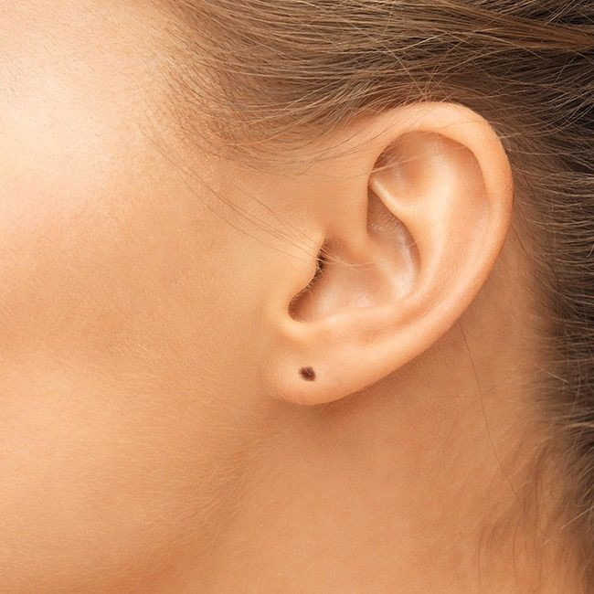  Những người có nốt ruồi ở dái tai thường là những người tốt bụng, tốt bụng và cởi mở nên dù ở độ tuổi nào cũng sẽ luôn có những người có nốt ruồi cao quý ở vị trí này hay còn gọi là “quý nhân”. nốt ruồi”, không chỉ mang lại may mắn mà còn mang lại sự giàu có, thịnh vượng. Khỏe mạnh, thậm chí bệnh tật cũng không dễ xảy ra. 