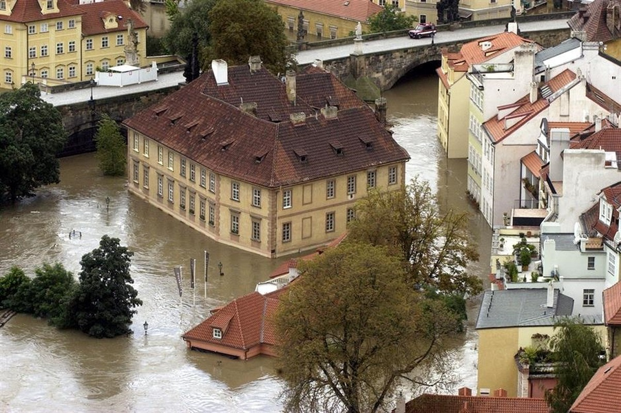 Lũ lụt ở châu Âu: Lượng mưa lớn có sức hủy diệt đã quét qua Châu Âu vào mùa hè năm 2002, dẫn đến lũ lụt thảm khốc. Lũ lụt trên sông Vltava nhấn chìm các tòa nhà của Prague và khiến ít nhất 45.000 cư dân phải di dời.