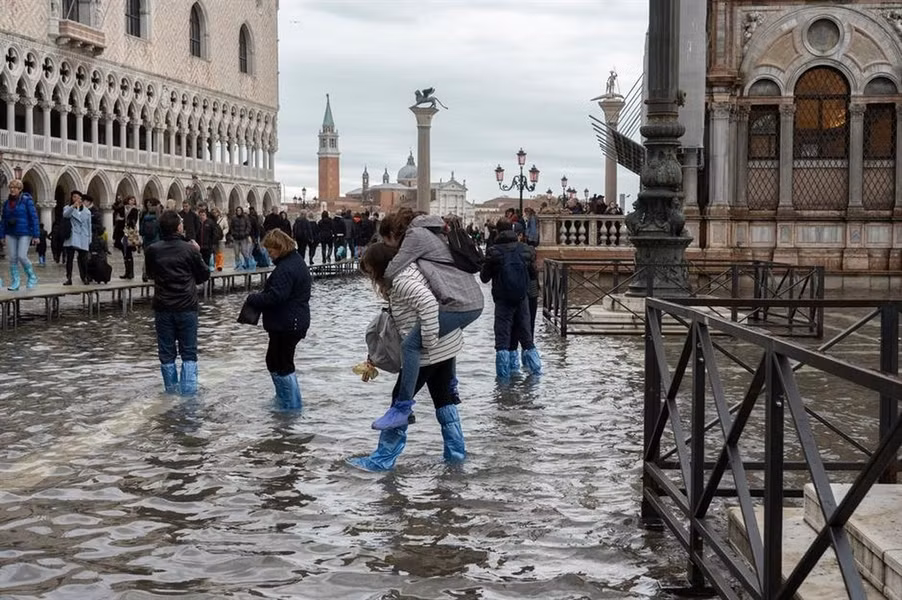 Lũ lụt ở Venice, Italia: Vào ngày 15/11/2019, cư dân ở Venice đã chứng kiến thủy triều cao nhất trong hơn 50 năm, nhấn chìm thành phố du lịch nổi tiếng. Hơn 85% diện tích Venice đã bị ngập lụt, ước tính thiệt hại do lũ lụt gây ra cho thành phố này đã lên tới 1 tỷ Euro (tương đương hơn 1,1 tỷ USD).