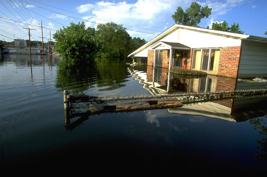 Lũ lụt lớn ở Trung Tây, Mỹ: Mùa hè năm 1993, lũ lụt trên các sông Mississippi và Missouri tàn phá thảm khốc. Nguyên nhân là do bão, cùng với lượng mưa và tuyết trong suốt mùa thu và mùa đông trước đó. Hàng trăm con đê dọc theo các con sông bị hỏng và vỡ, buộc hàng nghìn người trên khắp đất nước phải sơ tán. Trận đại hồng thủy gây thiệt hại ước tính khoảng 15 tỉ USD vào thời điểm đó, tương đương khoảng hơn 26 tỉ USD ngày nay.