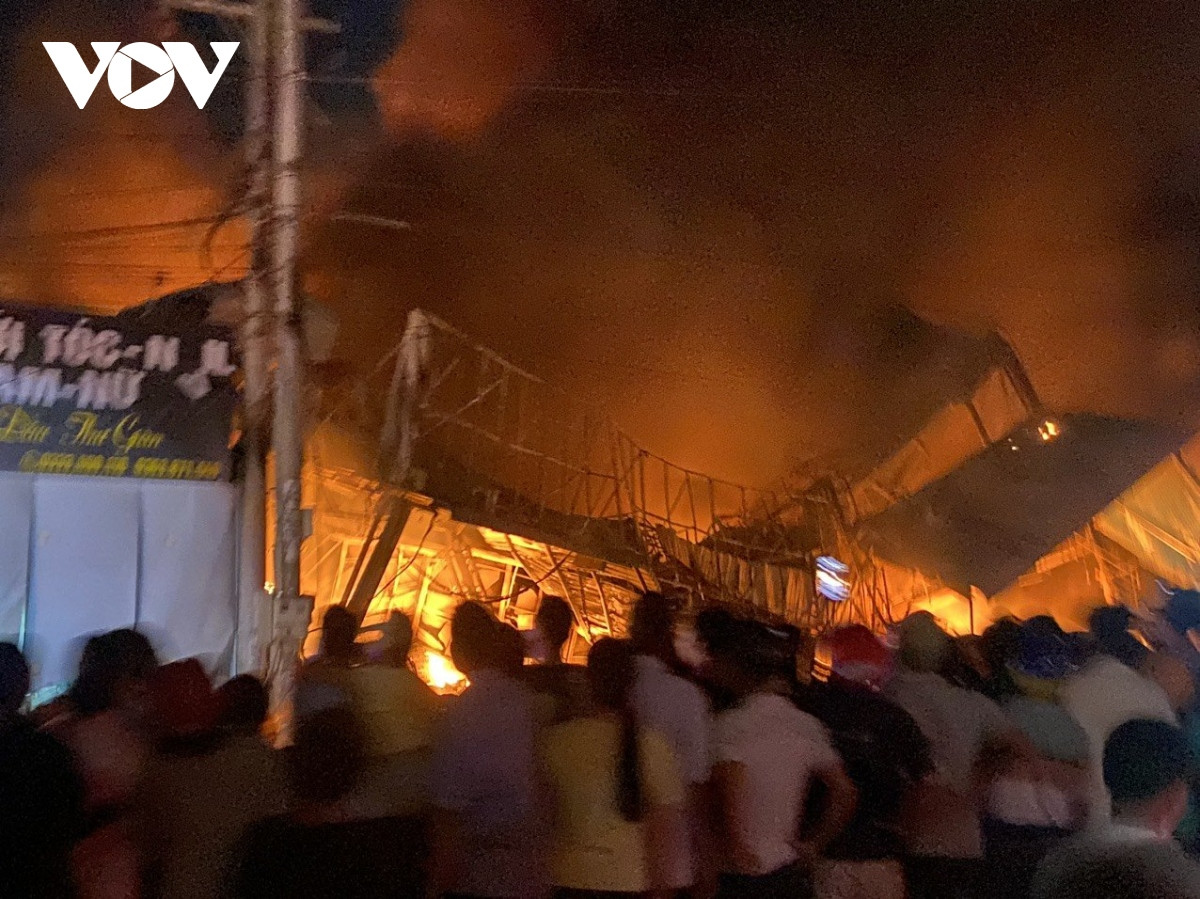 Nha sach lon nhat thi xa Phuoc Long do sap sau vu chay-Hinh-2