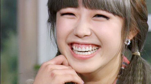  Người khi cười hở lợi: Trong nhân tướng học một người cười hở lợi về mặt thẩm mỹ là rất xấu. Nhưng xét về phong thủy thì còn xấu hơn. Trong tính cách những người cười hở lợi thường tin người, dễ bị mua chuộc, tính tình cả nể, nấn ná. 