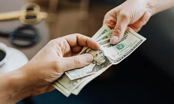 Bạn bè chính là người sẵn sàng lắng nghe, tâm sự cùng bạn. Khi bạn có niềm vui thì bạn bè sẽ đến chúc mừng bạn. Khi bạn khó khăn sẽ có người ở bên động viên bạn.