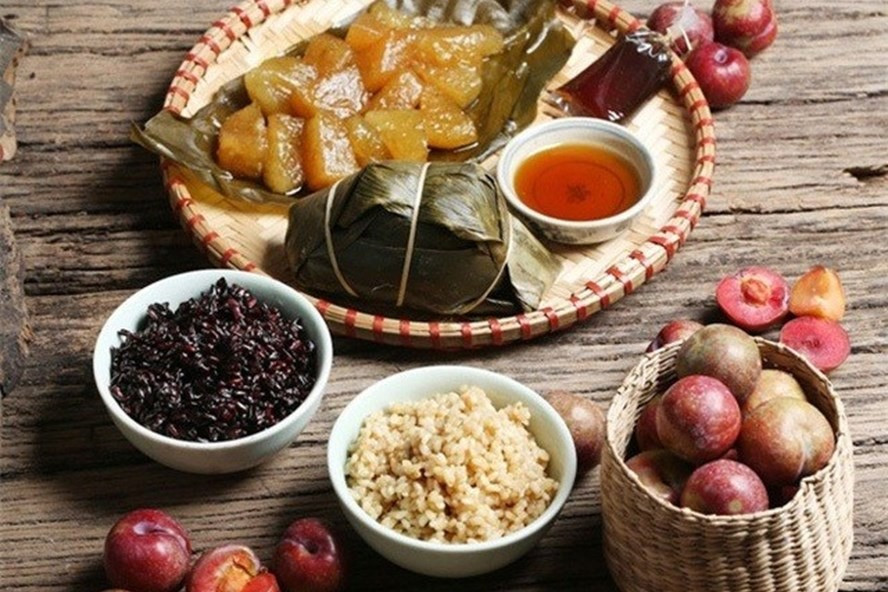  Bánh gio hay bánh tro cũng có tác dụng tương tự. Bánh được làm từ gạo nếp, ngâm trong nước tro, gói bằng lá chuối. Loại bánh này cũng đem lại sự ngon miệng, dễ ăn, ngon hơn khi ăn với đường hoặc mật ong. 