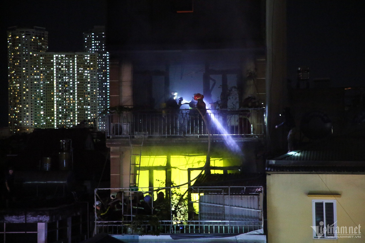 Duong 'song' khi nha ong bi khoi lua bao trum