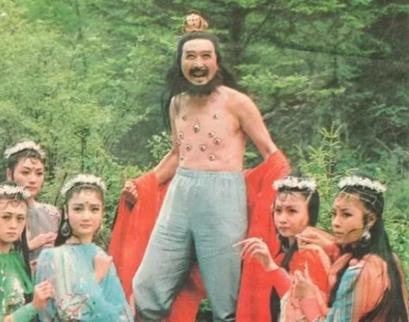 Bách Nhãn Ma Quân: Bách Nhãn Ma Quân là anh trai của bảy chị em Nhện Tinh, xuất hiện khi Trư Bát Giới vì tham sắc mà gây sự. Với nghìn con mắt phát ra ánh sáng chói lòa, Bách Nhãn Ma Quân đã khiến Tôn Ngộ Không không thể chống đỡ.