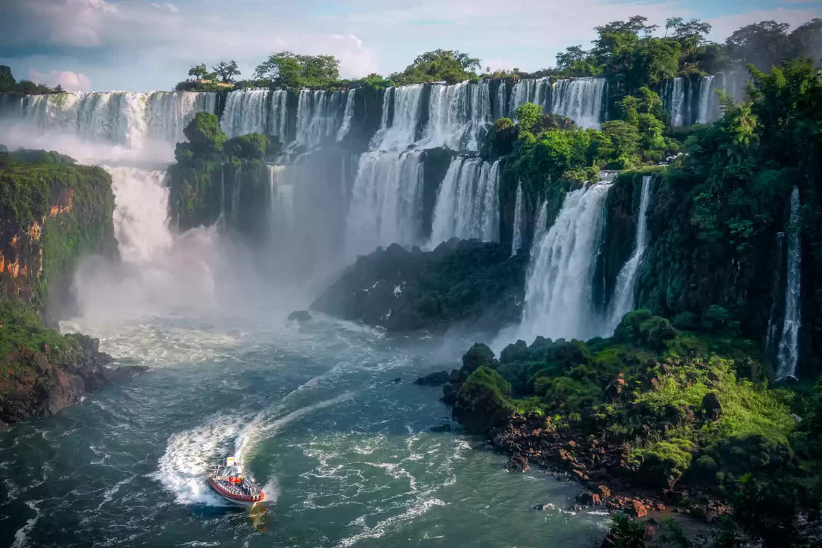 Thác Iguazú, trên biên giới Argentina và Brazil. Ảnh: MEKDET/GETTY