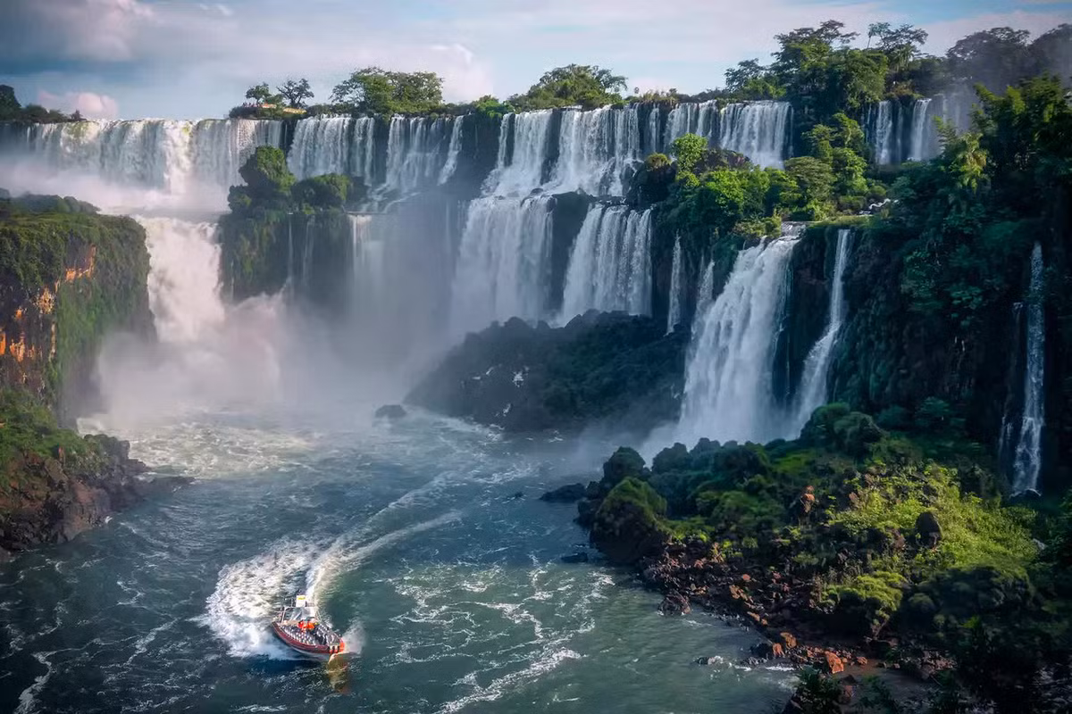 Thác Iguazú, trên biên giới Argentina và Brazil. Ảnh: MEKDET/GETTY
