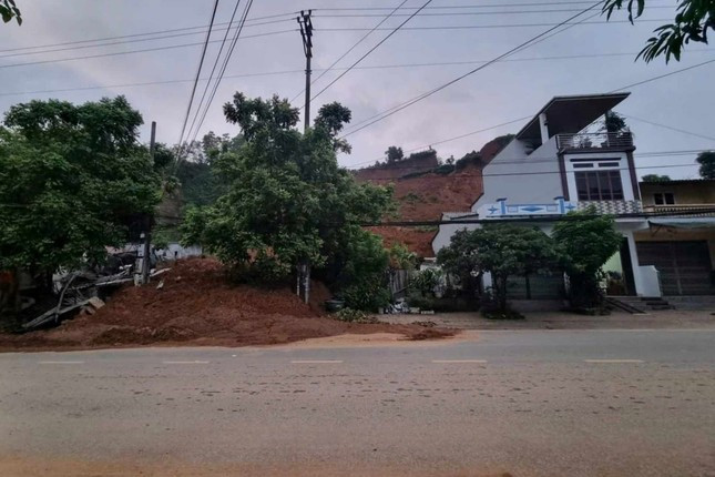 Yen Bai: Sat lo trong dem, 8 ngoi nha bi vui lap, cuon troi