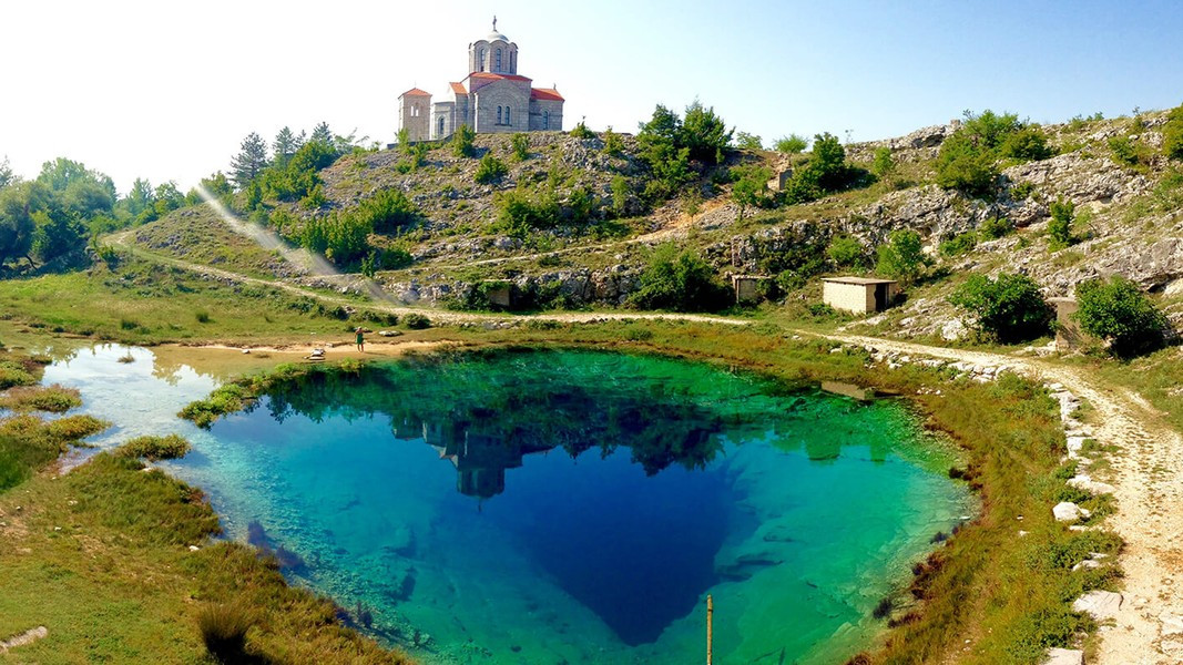 Nước của sông phun ra từ lòng đất tạo thành một hồ tự nhiên sâu 150 m, có màu nước lam và xanh ngọc.